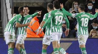 שחקני בטיס חוגגים