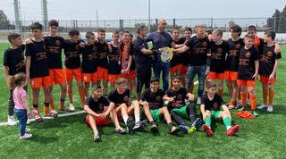 שחקני כפר שלם עם הצלחת