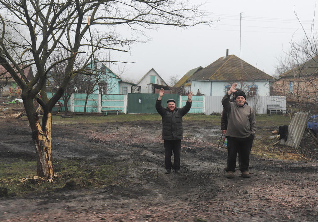 כפר ליד קייב אוקראינה תושבים מריעים ל חיילים אוקראינים