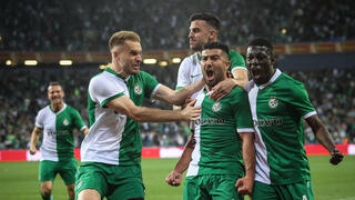 שחקני מכבי חיפה חוגגים עם אבו פאני