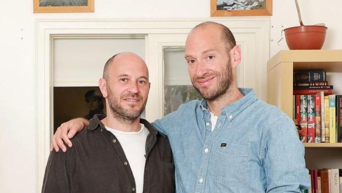 יגאל יערן ואסף גרינוולד - אחד הזוגות הראשונים של גייז שיעשו פונדקאות בארץ