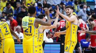 שחקני מכבי תל אביב חוגגים