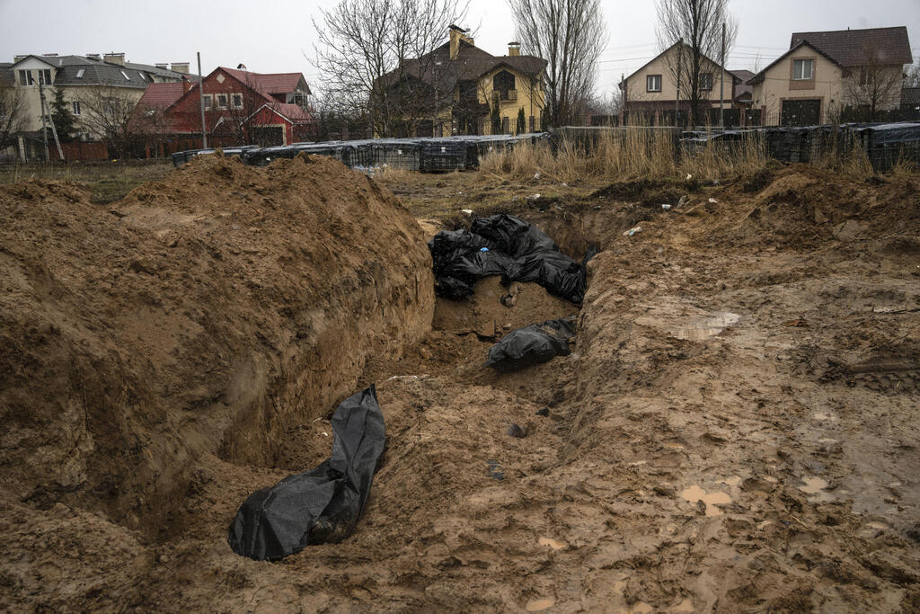 Bodies lie in shallow mass grave in Bucha 