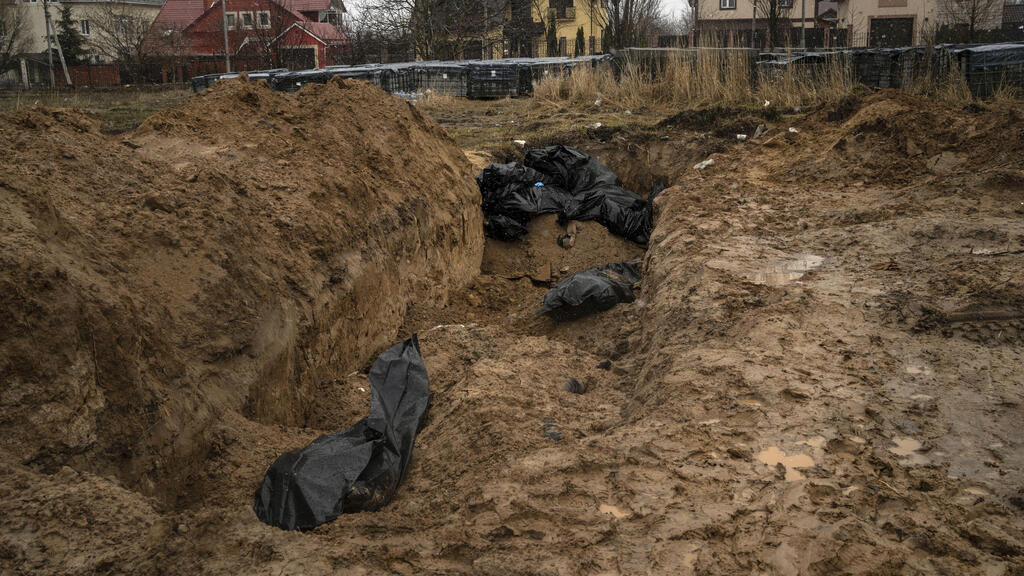 Bodies lie in shallow mass grave in Bucha 