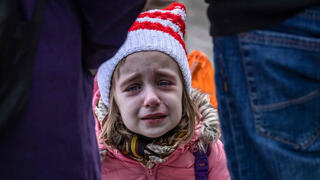 אנשים עולים ל רכבת  עוזבים את העיר קראמטורסק מחוז דונייצק אוקראינה