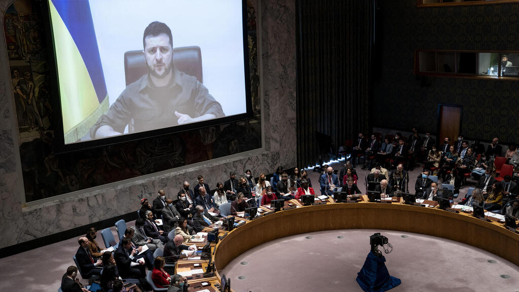  ולדימיר זלנסקי נואם במהלך ישיבת מועצת הביטחון של האו"ם
