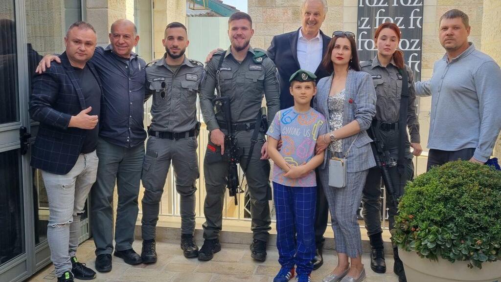 1st Sgt Eliyahu Grinkevich, a Border Police officer in Jerusalem (center), next to Dr. Mike Evans, founder of the Friends of Zion Museum in Jerusalem, other Border Police officers and Ukrainian refugees, on Monday, April 4 2022