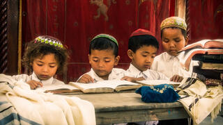 ילדים מבני המנשה מתפללים