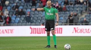 דניאל בר נתן מסמן על הנקודה הלבנה