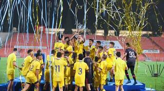 שחקני מכבי תל אביב מניפים את גביע המדינה