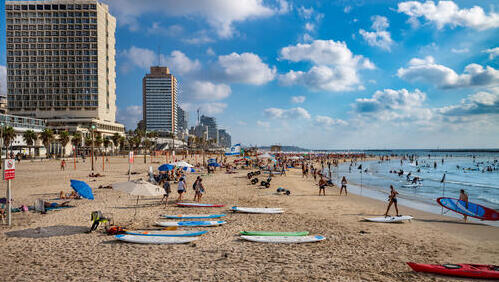 На пляже в Тель-Авиве 