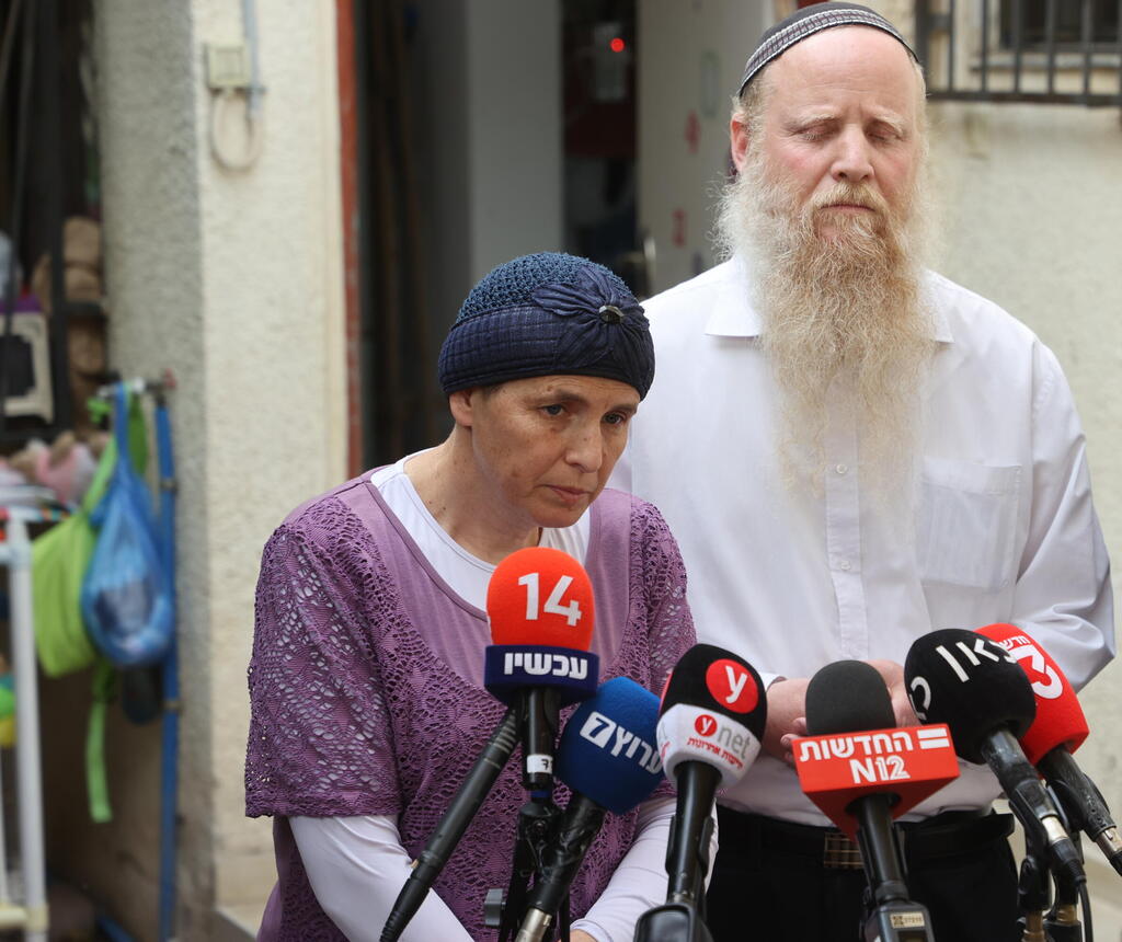 הוריה של רנה שנרב במסיבת עיתונאים נגד עסקת טיעון עם המחבלים שרצחו את בתם