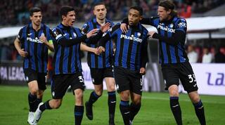 שחקני אטאלנטה חוגגים עם לואיס מוריאל