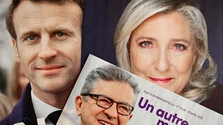 צרפת עלונים בחירות עמנואל מקרון מרין לה פן ז'אן לוק מלנשון