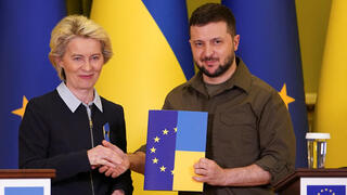 נשיא אוקראינה וולודימיר זלנסקי עם נציבת האיחוד האירופי אורסולה פון דר ליין ב קייב