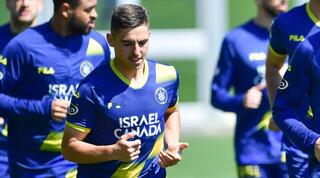 אוסקר גלוך באימון עם הבוגרת