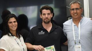 ברק לופן מקבל את תעדת ההסכמה