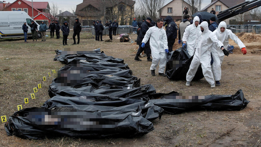 אוקראינה מחלצים גופות מ קבר אחים ב בוצ'ה