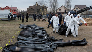אוקראינה מחלצים גופות מ קבר אחים ב בוצ'ה