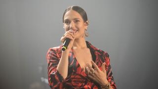 מארינה מקסימיליאן בהופעה בהאנגר 11