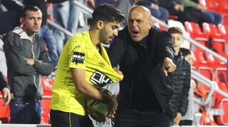 יוסי אבוקסיס צורח על ביטון