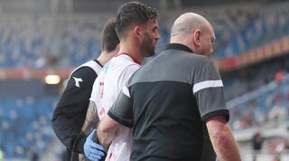 חנן ממן יורד מכר הדשא אחרי הכניסה של גלזר