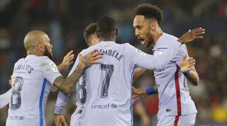 שחקני ברצלונה חוגגים עם פייר אמריק אובמיאנג