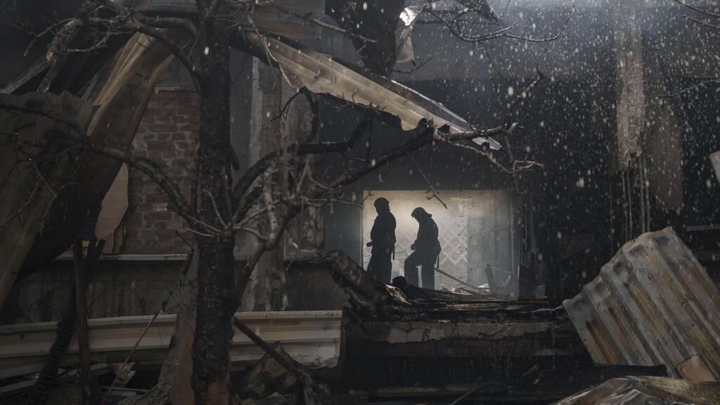 לוחמי אש אוקראינים בבית שנפגע בחרקוב