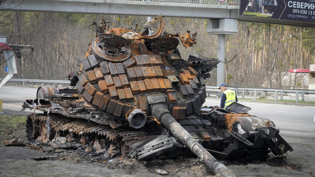טנק רוסי הרוס על הכביש בדרך ל קייב אוקראינה