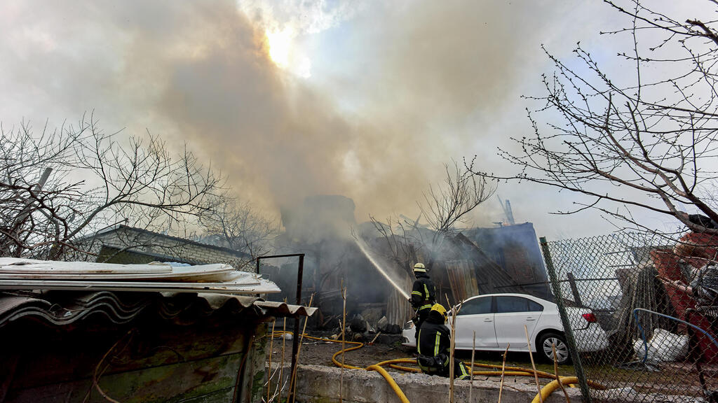 חרקוב אוקראינה שריפה ב בית בעקבות הפגזות של רוסיה