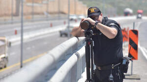 שוטר תנועה עם מצלמת מהירות