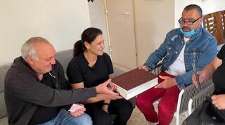 פיני בלילי בניחום אבלים בבית משפחת מורד