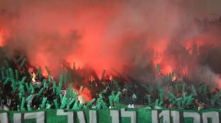 האבוקות ביציע של אוהדי מכבי חיפה