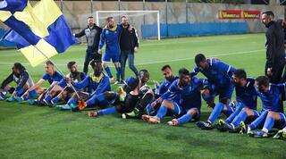 שחקני מכבי בני ריינה חוגגים