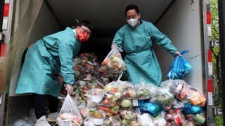 משלוחי מזון ב שנגחאי במהלך סגר קורונה בעיר ב סין