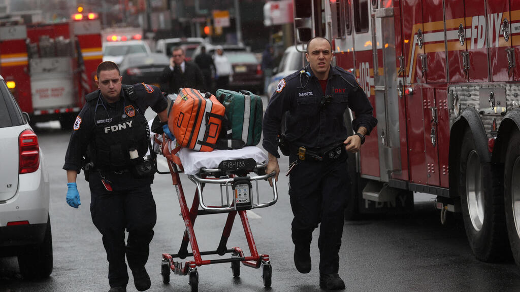 New York City Fire Department firefighters arriving at the scene
(Photo: Reuters) הזירה מחוץ לתחנת הרכבת בניו יורק