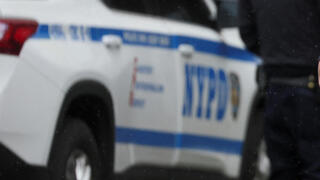 שוטר בסמוך לזירת הירי ב רכבת ה תחתית של ברוקלין ניו יורק ארצות הברית ארה"ב  