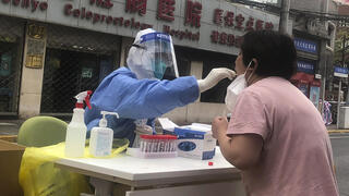בדיקת קורונה במהלך סגר קורונה ב שנגחאי סין