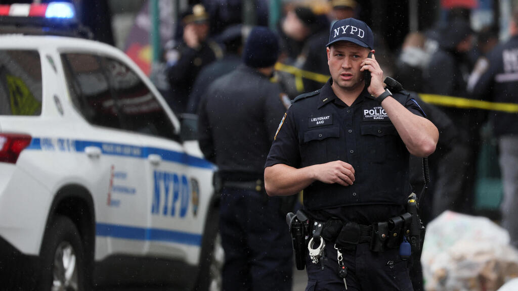 הזירה מחוץ לתחנת הרכבת בניו יורק