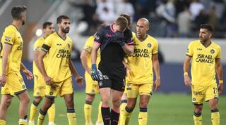 שחקני מכבי ת"א מחזקים את דניאל פרץ