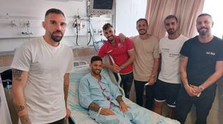 שחקני הפועל חיפה מבקרים את חנן ממן
