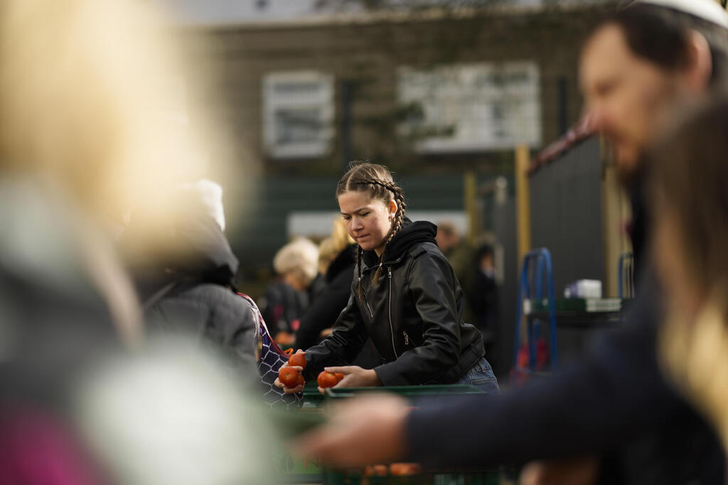 Daria, a 19-year-old refugee from Odesa, Ukraine, distributes tomatoes to needy people during preparations for the celebration of Jewish Passover at the Chabad Jewish Education Center in Berlin, Germany, April 7, 2022 (Photo: AP) Daria, a 19-year-old refugee from Odesa, Ukraine, distributes tomatoes to needy people during preparations for the celebration of Jewish Passover at the Chabad Jewish Education Center in Berlin, Germany, April 7, 2022