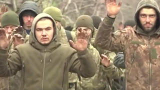 רוסיה פרסמה סרטון שמתעד לכאורה חיילים אוקראינים שנכנעו ב מריופול