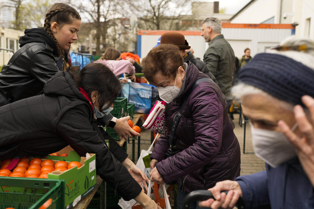 Daria, 19, and Alina, 18, refugees from Odesa, Ukraine distribute tomatoes to a woman during preparations for the celebration of Jewish Passover at the Chabad Jewish Education Center in Berlin, Germany, April 7, 2022 (Photo: AP) Daria, 19, and Alina, 18, refugees from Odesa, Ukraine distribute tomatoes to a woman during preparations for the celebration of Jewish Passover at the Chabad Jewish Education Center in Berlin, Germany, April 7, 2022