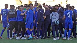 שחקני מכבי פ"ת חוגגים