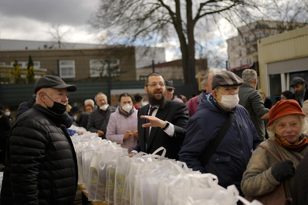Rabbi Yehuda Teichtal, center, gives instructions during preparations for the celebration of Jewish Passover at the Chabad Jewish Education Center in Berlin, Germany, April 7, 2022 (Photo: AP) Rabbi Yehuda Teichtal, center, gives instructions during preparations for the celebration of Jewish Passover at the Chabad Jewish Education Center in Berlin, Germany, April 7, 2022
