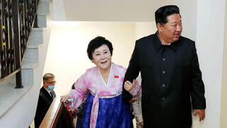 פיונגיאנג צפון קוריאה קים ג'ונג און קנה בית חדש ל מגישת חדשות רי צ'ון הי