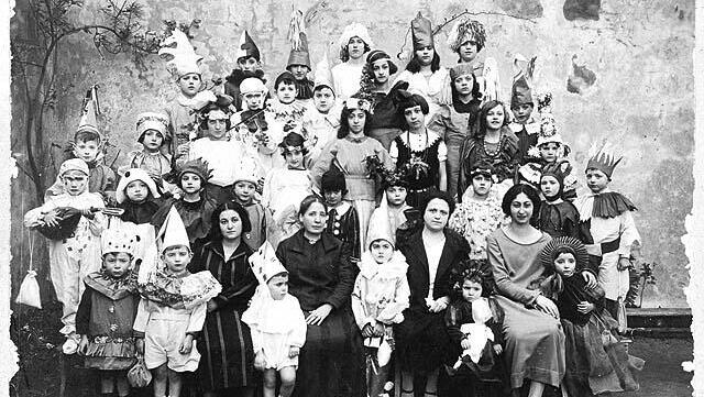 ילדי הגן ובית הספר היהודי בפרארה מחופשים בפורים, 1924