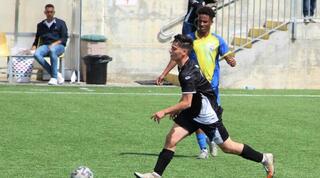 אביהוא סבתי כשברקע חודדה