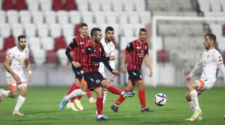 שחקני א.א פאחם ובני יהודה במאבק על הכדור